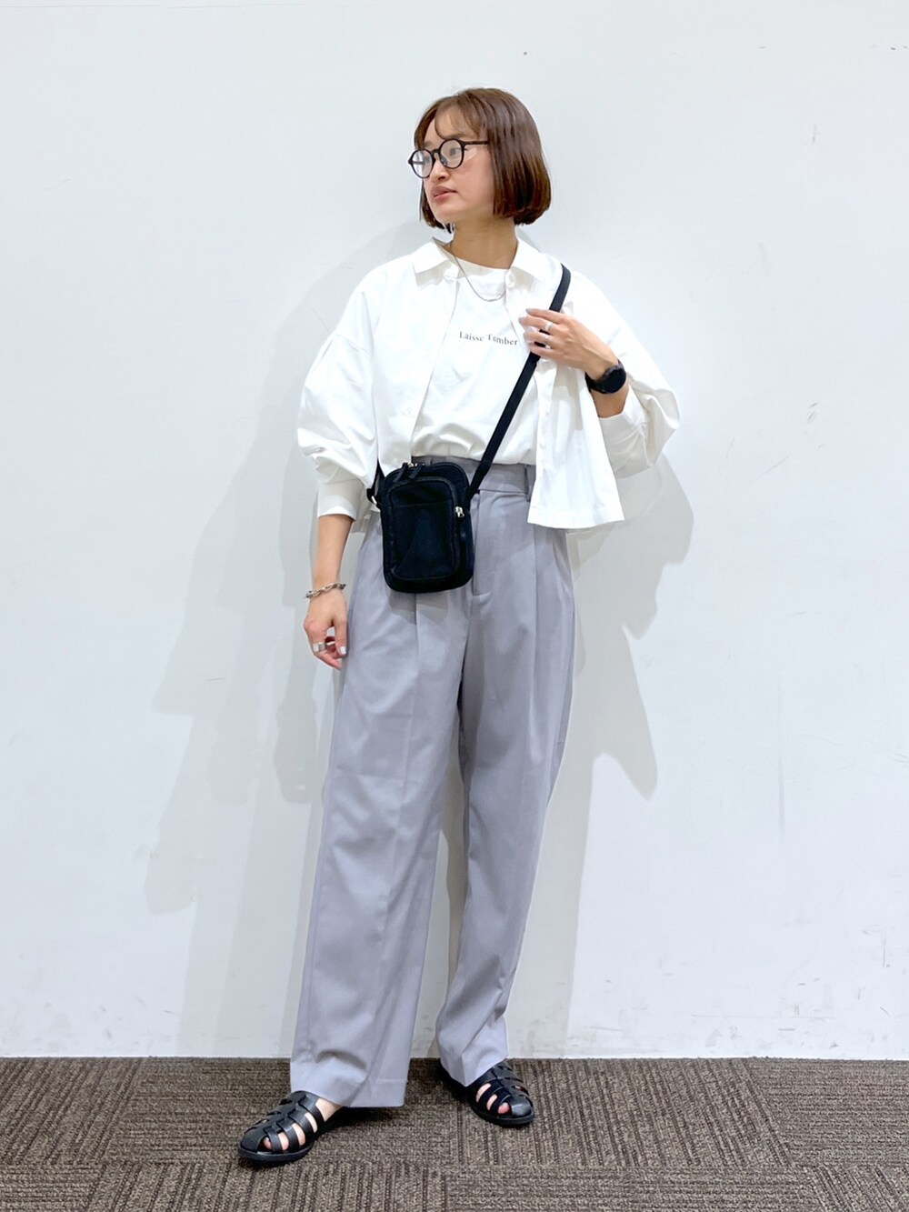 ホワイト系のTシャツ/カットソー、ホワイト系のシャツ/ブラウス、グレー系のパンツを着用したレディースの春コーディネートの2枚目の写真