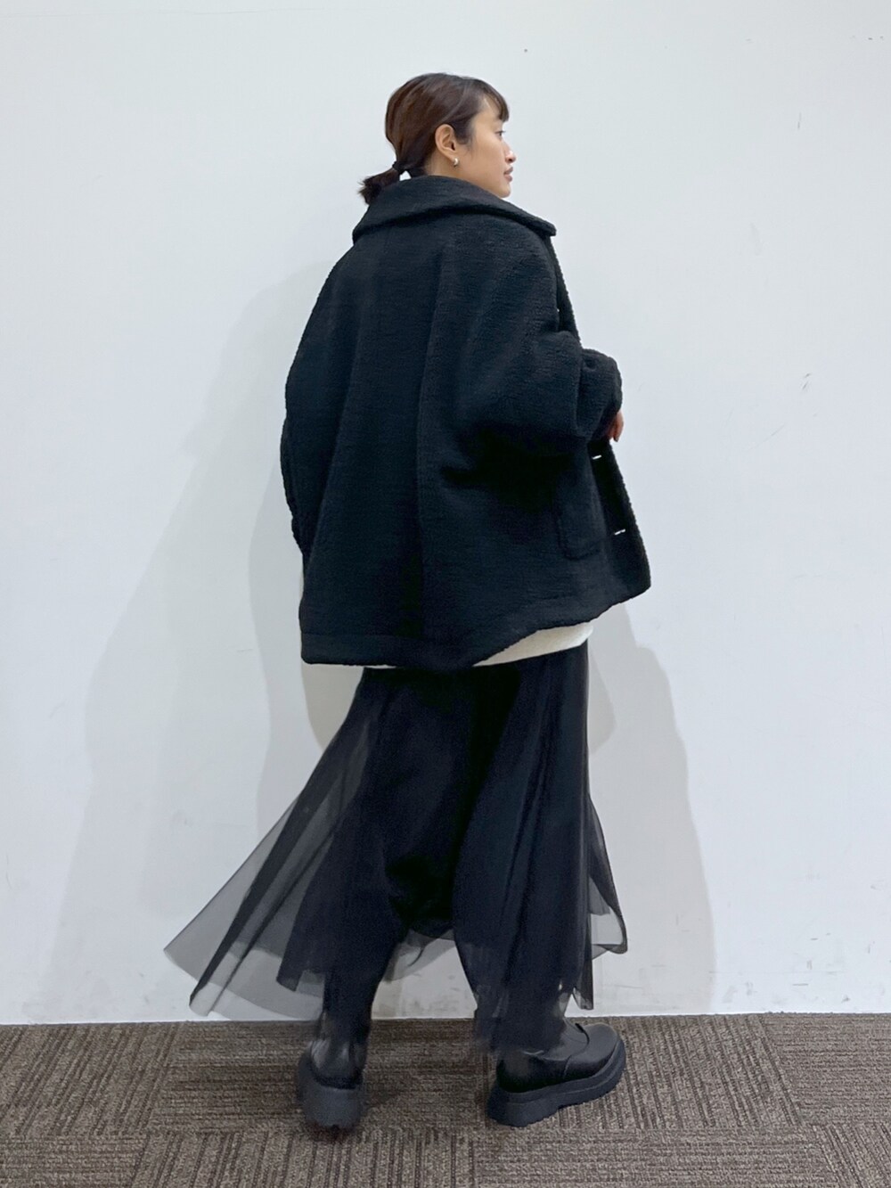 グレー系のスウェット、ブラック系のジャケット/アウター、ブラック系のスカートを着用したレディースの冬コーディネートの4枚目の写真