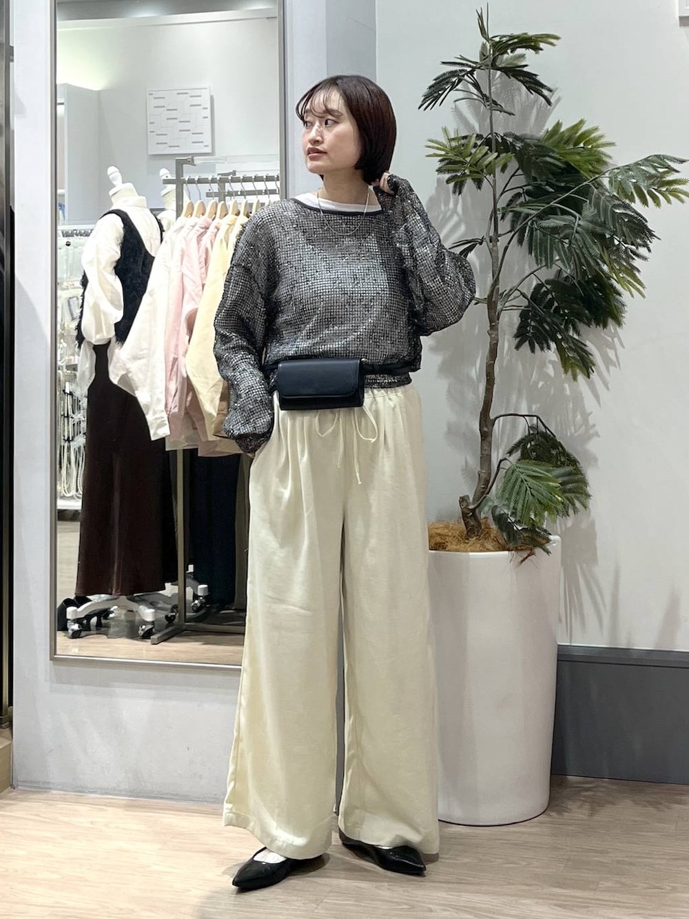 ホワイト系のTシャツ/カットソー、ブラック系のパンプス、イエロー系のその他パンツを着用したレディースの春コーディネートの3枚目の写真