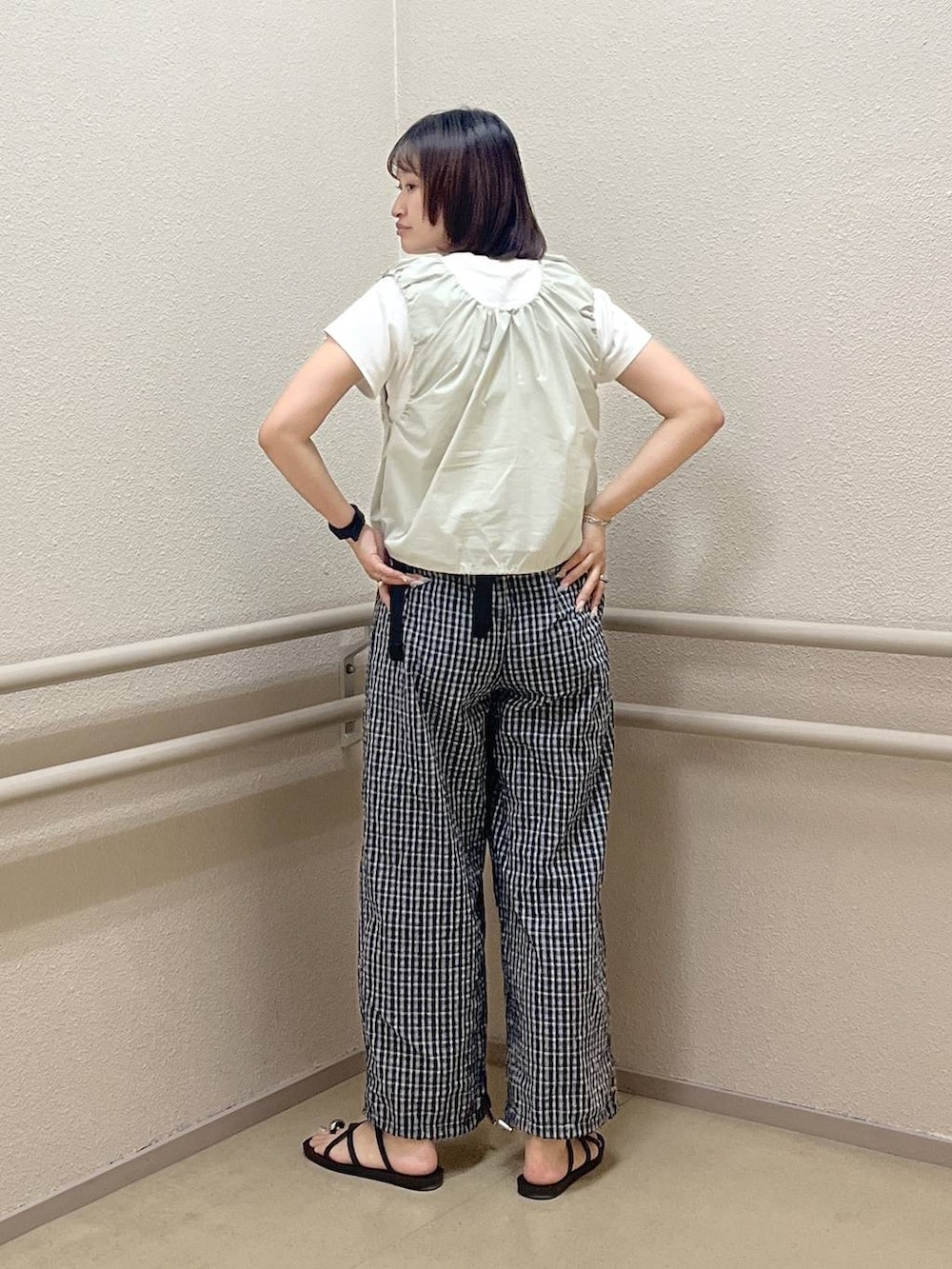 グリーン系のシャツ/ブラウス、ホワイト系のTシャツ/カットソー、ブラック系のボディバッグ/ウエストポーチを着用したレディースの夏コーディネートの4枚目の写真