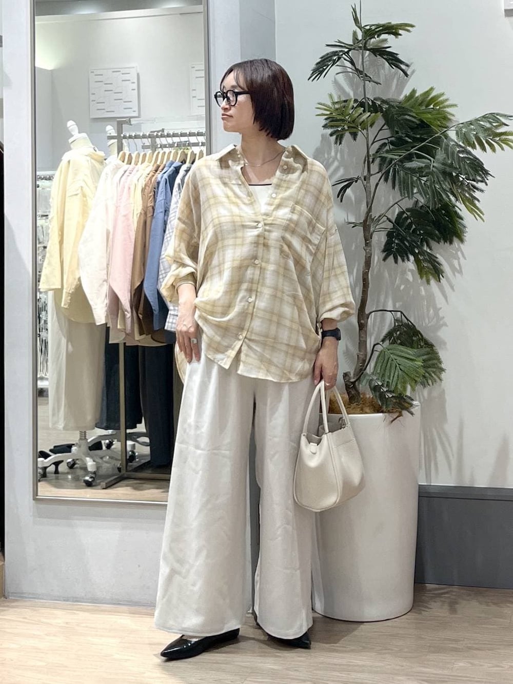 ホワイト系のその他パンツ、ホワイト系のショルダーバッグ、ブラック系のパンプスを着用したレディースの春コーディネートの2枚目の写真