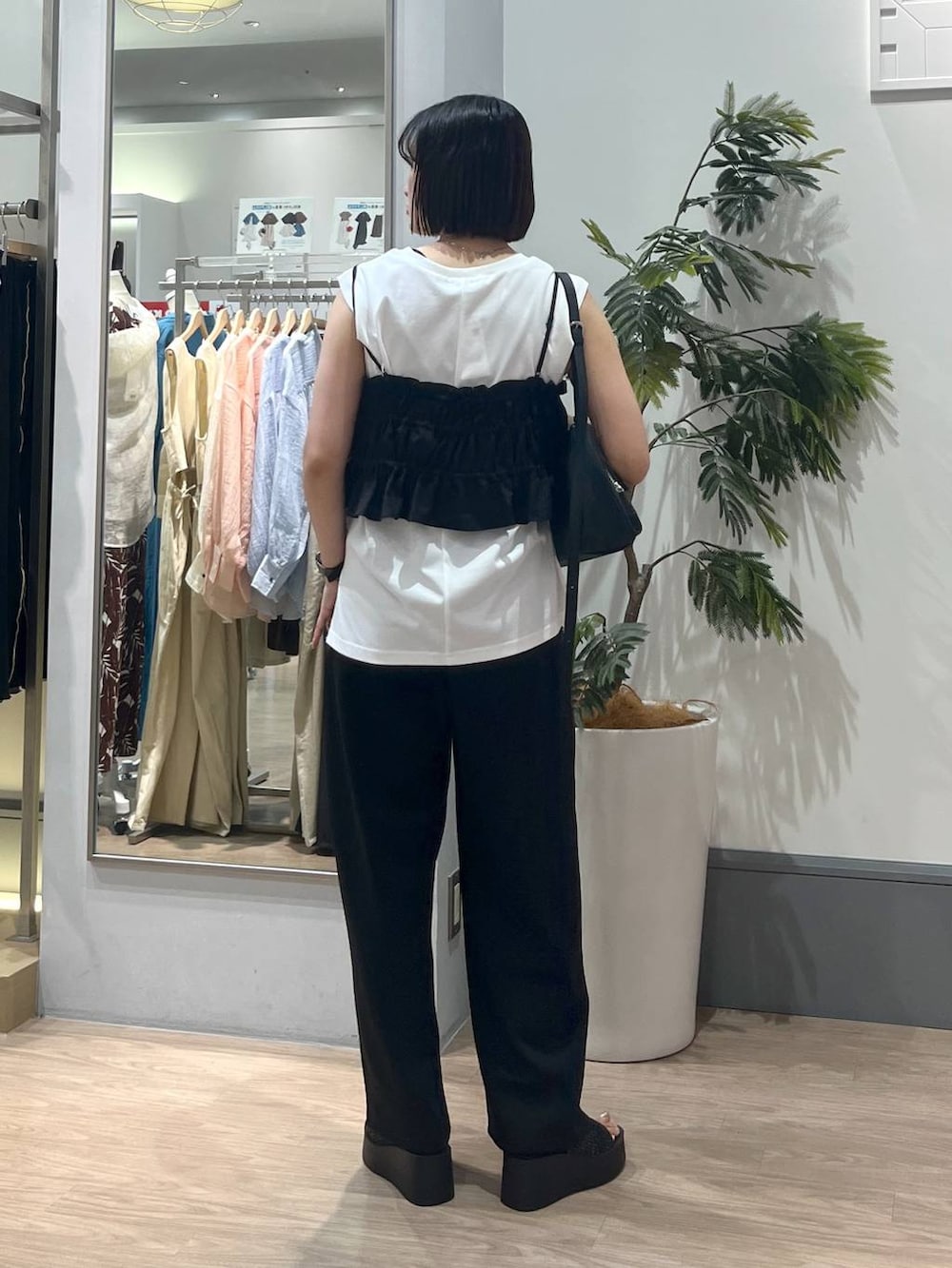 「ベーシック/シンプル、着痩せ・細見え、ママコーデ、ローリーズスタイル_LOWRYS FARM、カジュアル、LOWRYS FARM、ノースリーブ、ビスチェ、パンツ、スウェットパンツ、体型カバー、夏コーデ、大人女子カジュアル_LOWRYS FARM、大人カジュアル」|「LOWRYS FARMのカンドウフィットニットサンダル 283661(サンダル、ブラック系)」を使った、SAKOさん(レディース・160cm)の夏コーディネートの5枚目の写真