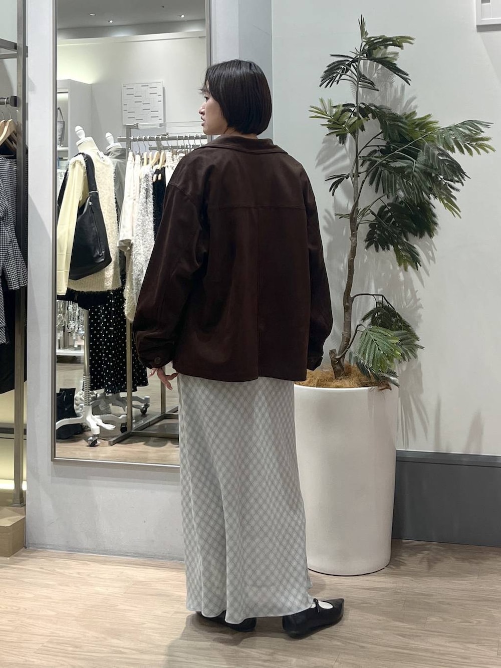 ブラック系のパンプス、ブラウン系のテーラードジャケット、ブラック系のボディバッグ/ウエストポーチを着用したレディースの冬コーディネートの4枚目の写真