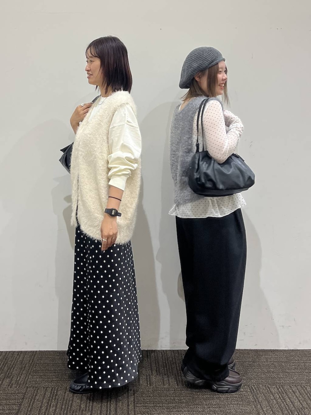 ブラック系のスウェットパンツ、ブラック系のショルダーバッグ、ブラック系のボストンバッグを着用したレディースの秋コーディネートの4枚目の写真