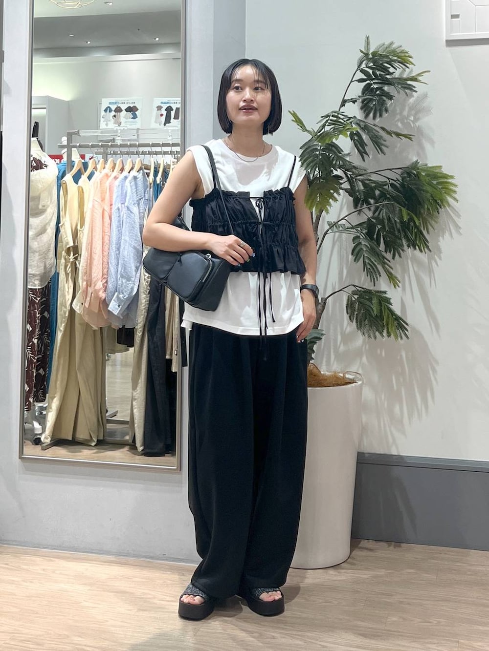 「ベーシック/シンプル、着痩せ・細見え、ママコーデ、ローリーズスタイル_LOWRYS FARM、カジュアル、LOWRYS FARM、ノースリーブ、ビスチェ、パンツ、スウェットパンツ、体型カバー、夏コーデ、大人女子カジュアル_LOWRYS FARM、大人カジュアル」|「LOWRYS FARMのカンドウフィットニットサンダル 283661(サンダル、ブラック系)」を使った、SAKOさん(レディース・160cm)の夏コーディネートの3枚目の写真