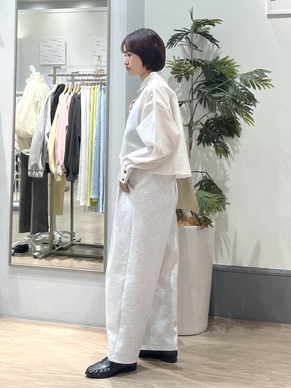 ブラック系のTシャツ/カットソー、グレー系のスウェットパンツ、ベージュ系のトートバッグを着用したレディースの春コーディネートの3枚目の写真