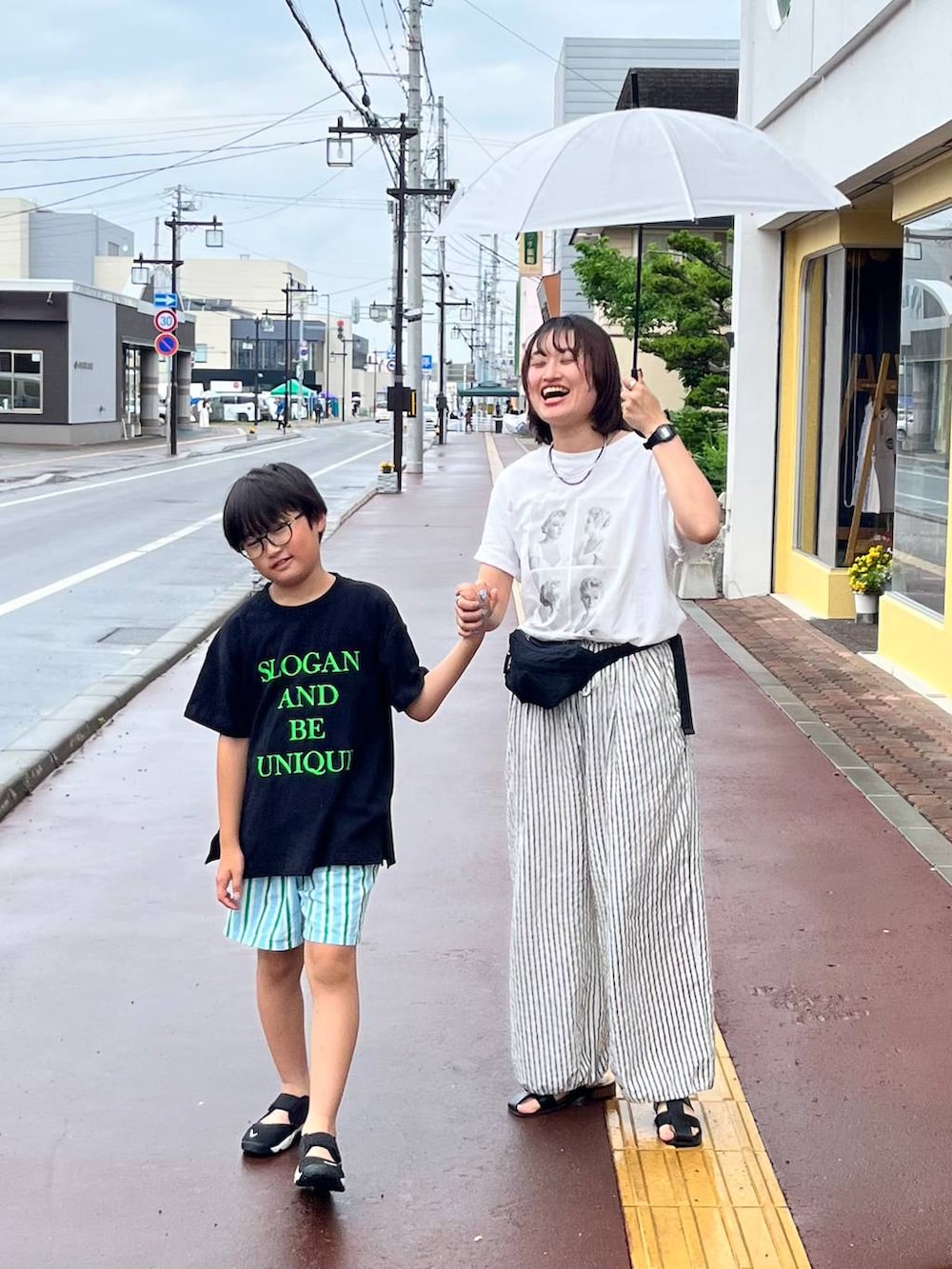 ブラック系のTシャツ/カットソー、ブラック系のボディバッグ/ウエストポーチ、その他のその他パンツを着用したレディースの夏コーディネートの3枚目の写真