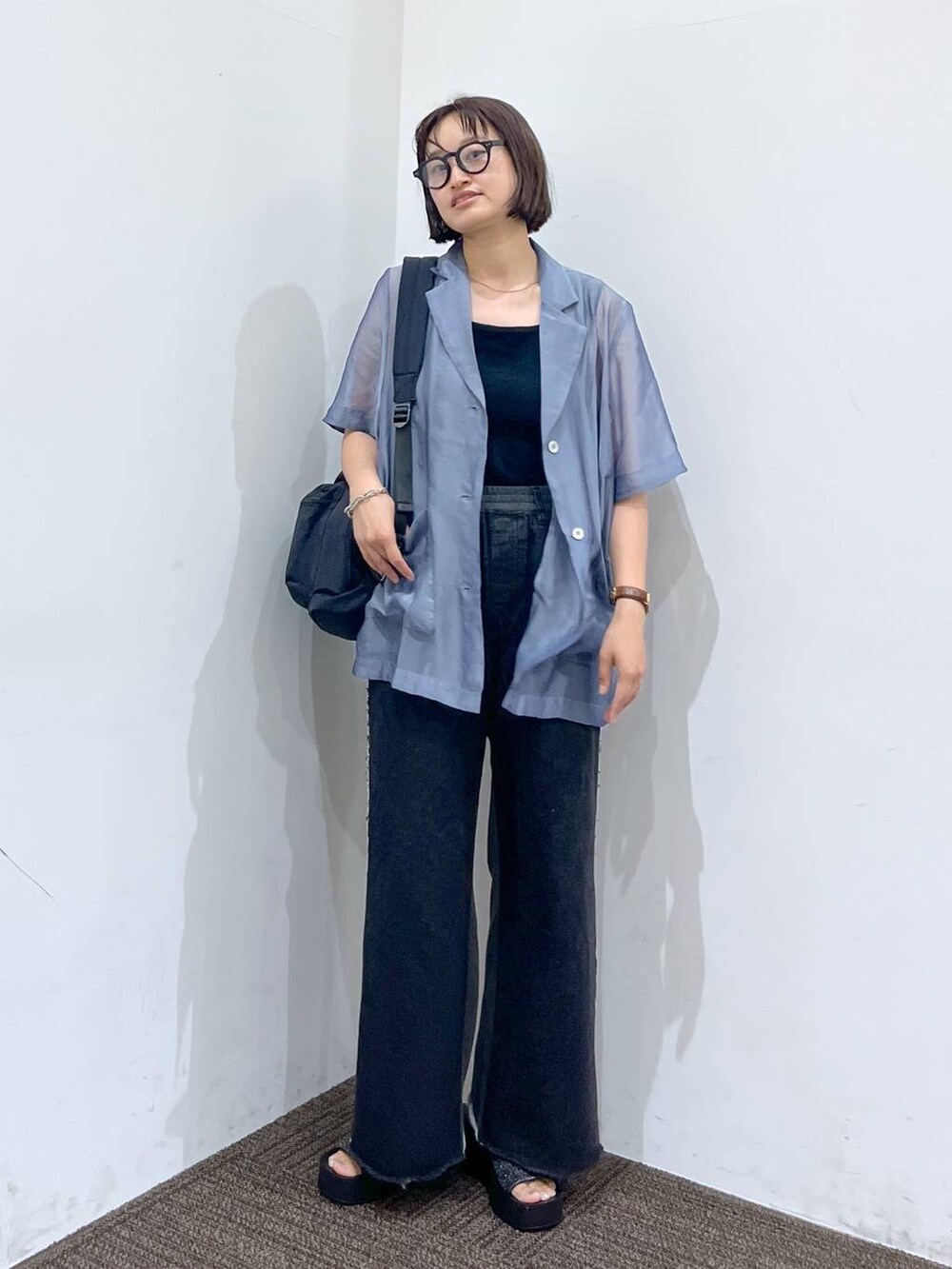 ブラック系のサンダル、ブラック系のショルダーバッグ、ブラック系のタンクトップを着用したレディースの夏コーディネートの2枚目の写真