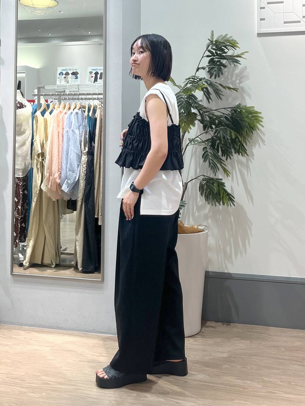 「ベーシック/シンプル、着痩せ・細見え、ママコーデ、ローリーズスタイル_LOWRYS FARM、カジュアル、LOWRYS FARM、ノースリーブ、ビスチェ、パンツ、スウェットパンツ、体型カバー、夏コーデ、大人女子カジュアル_LOWRYS FARM、大人カジュアル」|「LOWRYS FARMのカンドウフィットニットサンダル 283661(サンダル、ブラック系)」を使った、SAKOさん(レディース・160cm)の夏コーディネートの4枚目の写真
