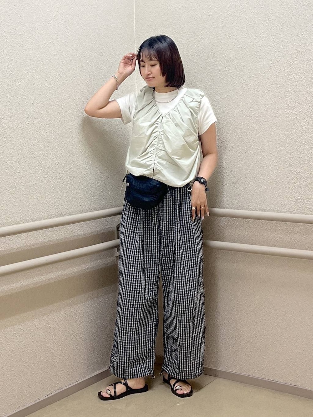 グリーン系のシャツ/ブラウス、ホワイト系のTシャツ/カットソー、ブラック系のボディバッグ/ウエストポーチを着用したレディースの夏コーディネートの2枚目の写真