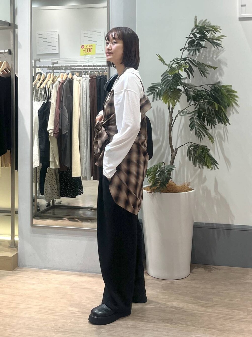 ブラック系のスウェットパンツ、ブラウン系のシャツ/ブラウス、ブラック系のサンダルを着用したレディースの夏コーディネートの3枚目の写真