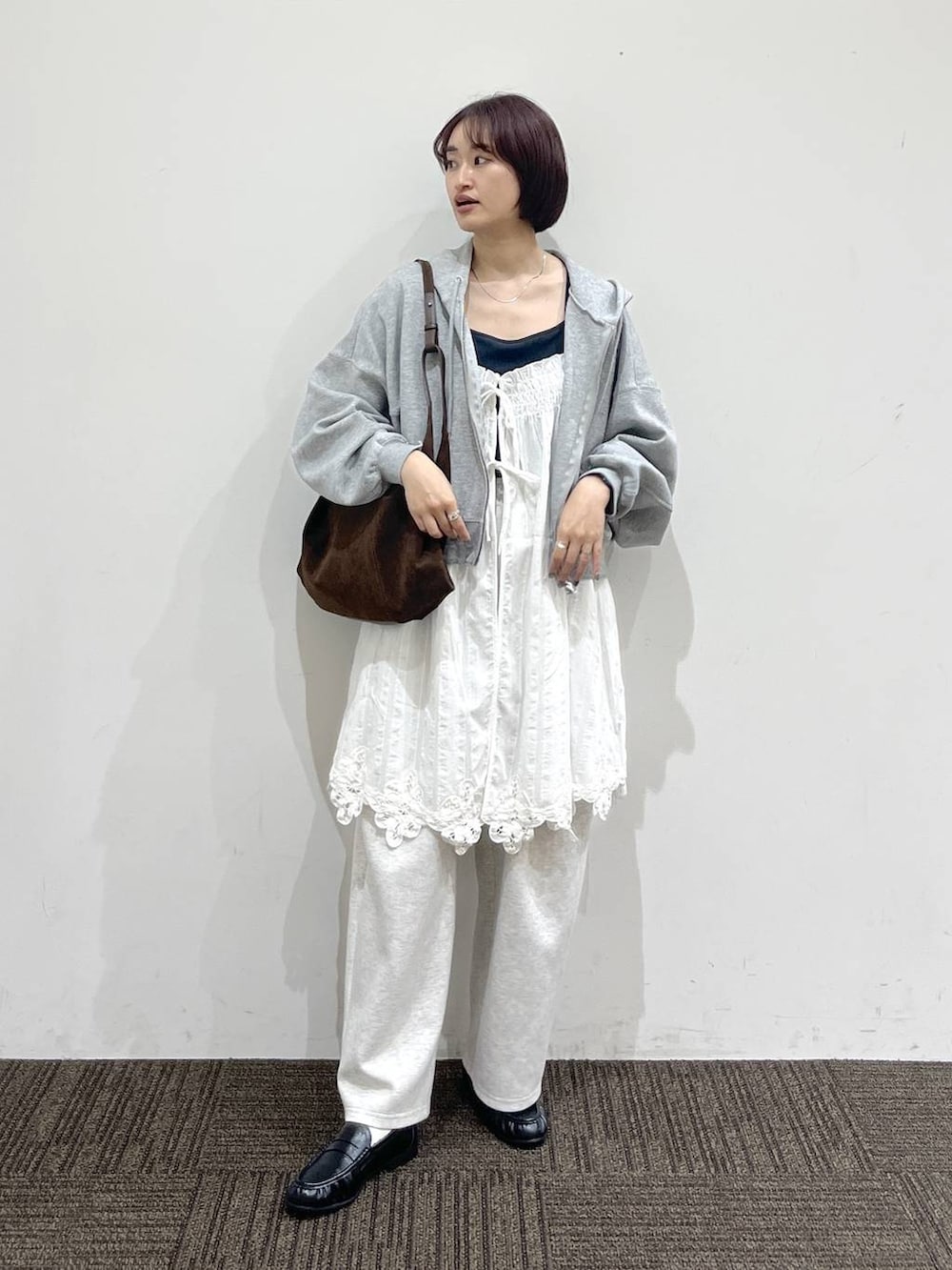 ブラック系のTシャツ/カットソー、グレー系のスウェットパンツ、グレー系のパーカーを着用したレディースの春コーディネートの2枚目の写真