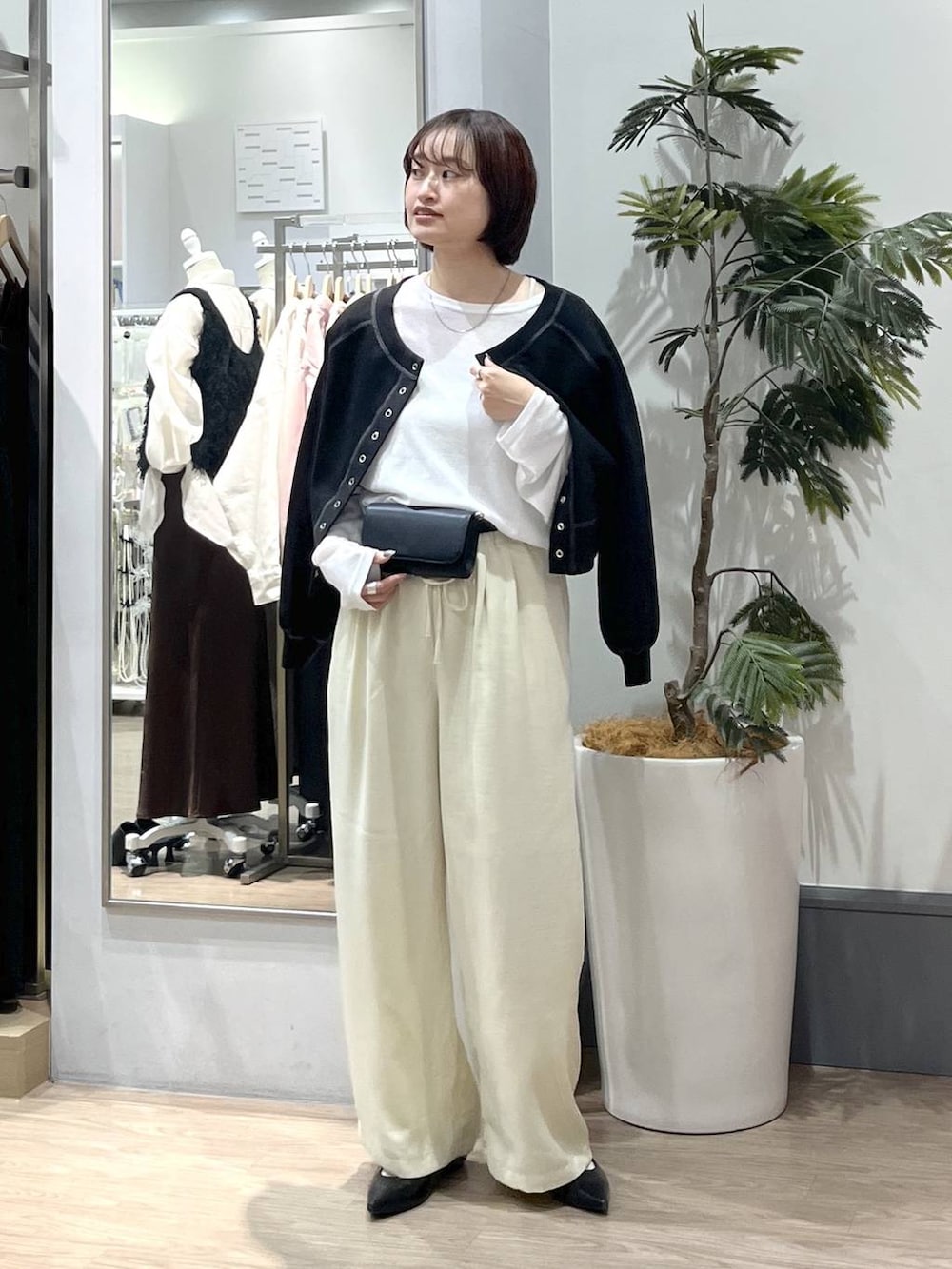 ホワイト系のTシャツ/カットソー、ブラック系のパンプス、イエロー系のその他パンツを着用したレディースの春コーディネートの2枚目の写真