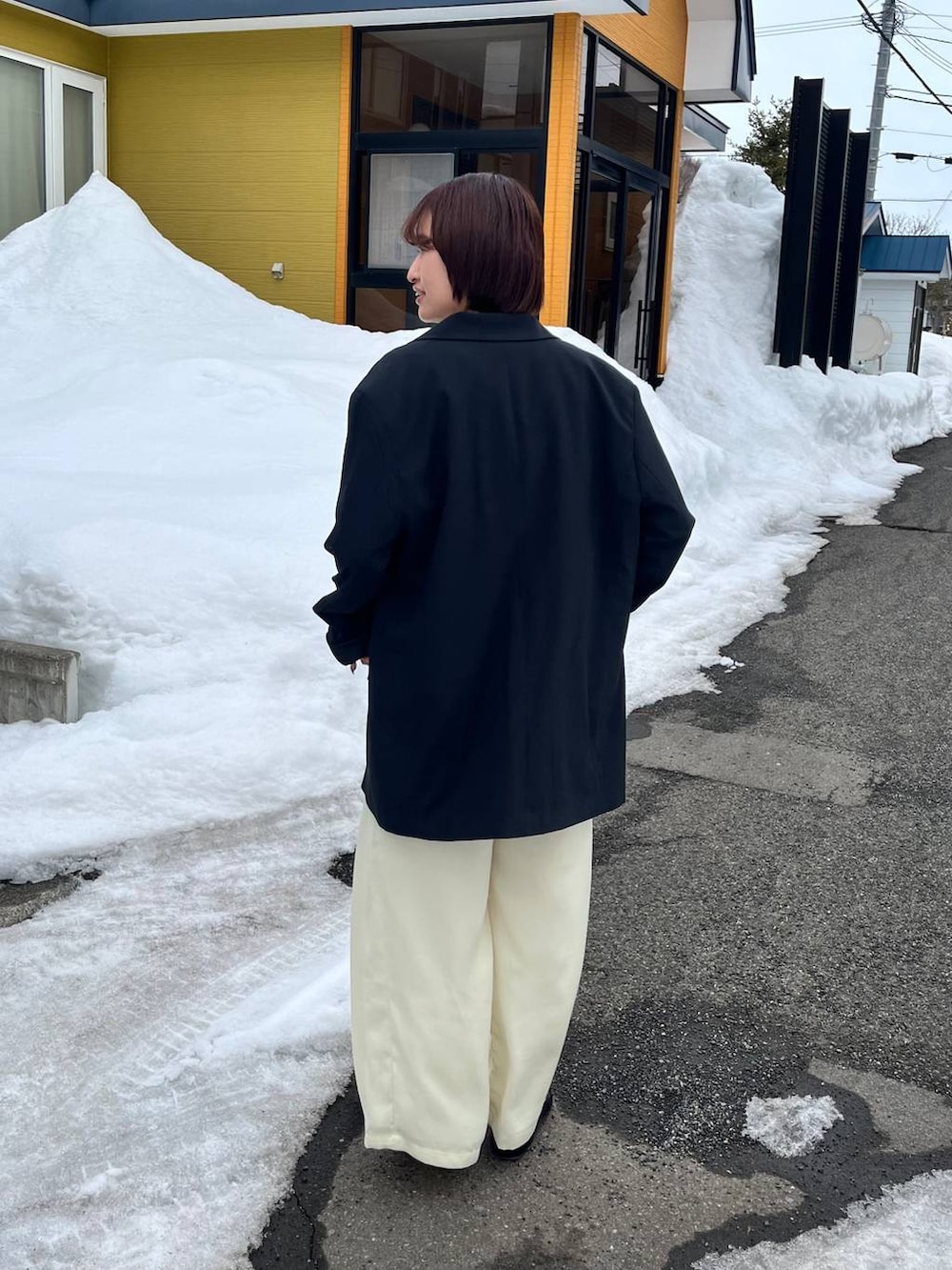 ブラック系のパンプス、イエロー系のその他パンツ、ブラック系のボディバッグ/ウエストポーチを着用したレディースの春コーディネートの4枚目の写真