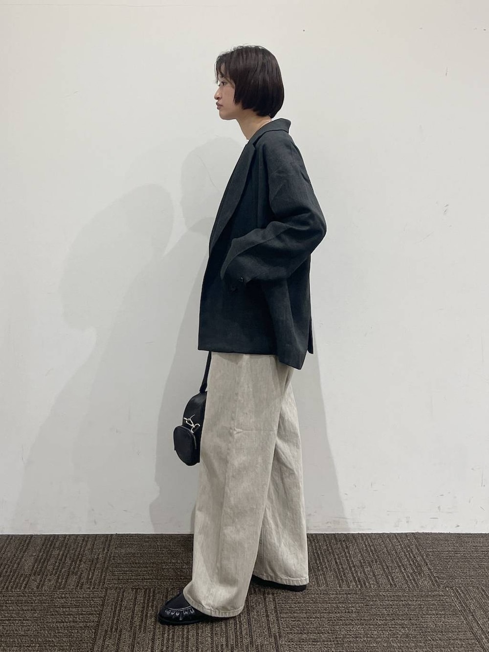 ホワイト系のTシャツ/カットソー、グレー系のテーラードジャケット、ベージュ系のデニムパンツを着用したレディースの春コーディネートの4枚目の写真