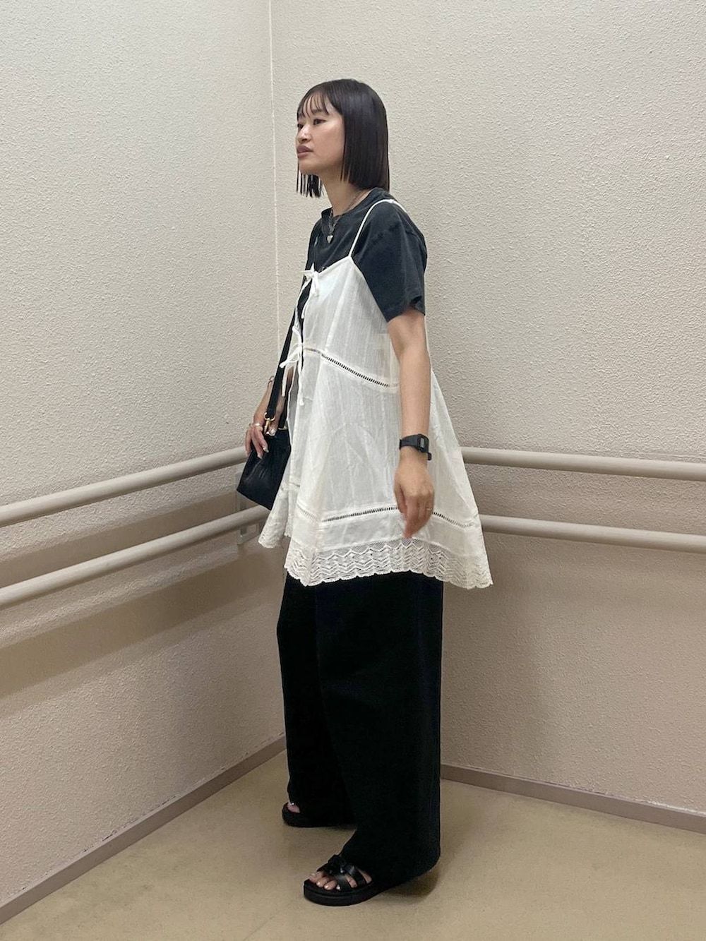 「ローリーズスタイル_LOWRYS FARM、ベーシック/シンプル、着痩せ・細見え、ママコーデ、カジュアル、LOWRYS FARM、Tシャツ、キャミワンピース、レイヤードスタイル、夏コーデ、パンツ、体型カバー、大人女子カジュアル_LOWRYS FARM、大人カジュアル」｜「LOWRYS FARMのカンドウフィットグルカ 283656（サンダル、ブラック系）」を使った、SAKOさん（レディース・160cm）の夏コーディネートの4枚目の写真