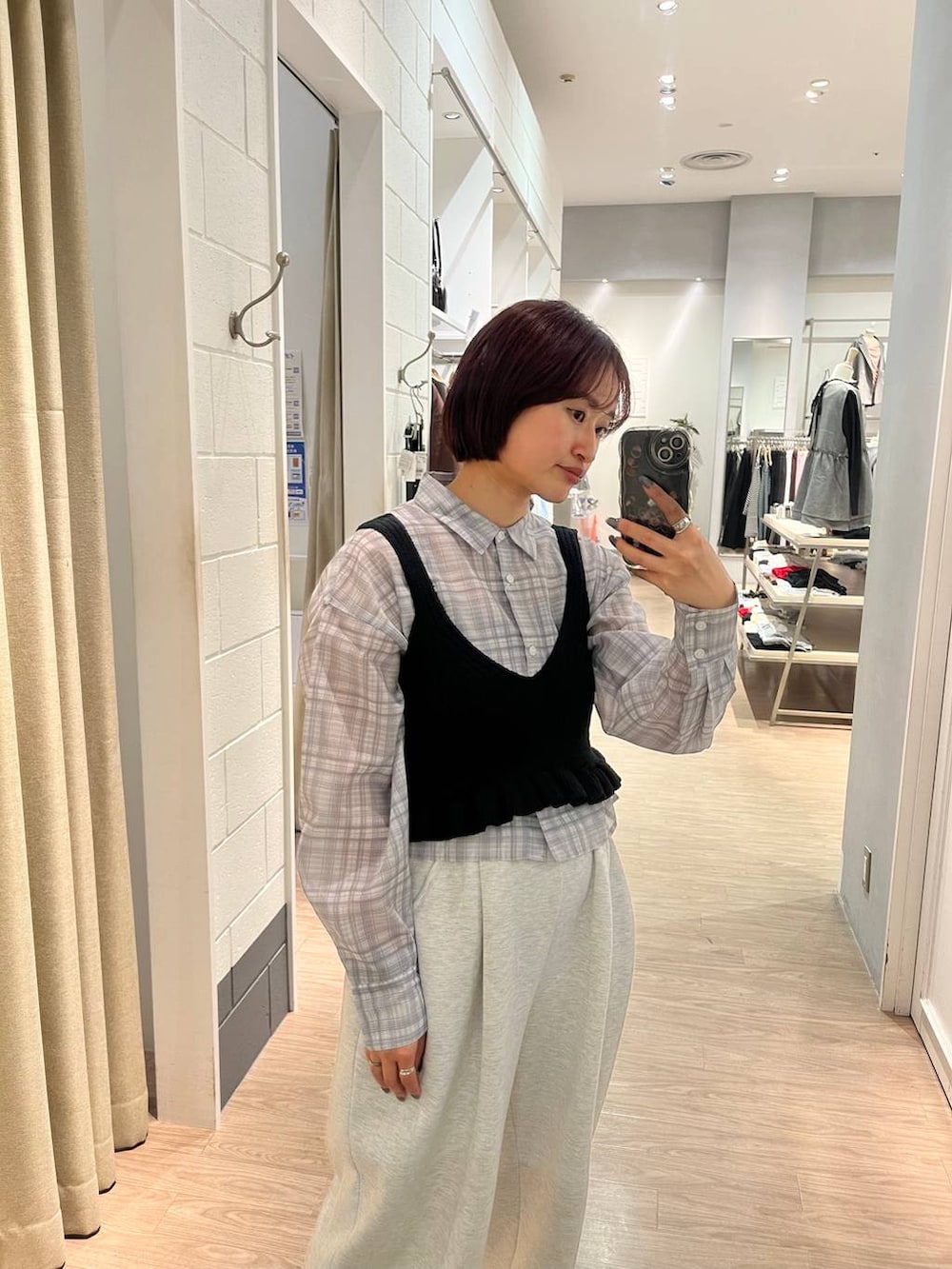 グレー系のスウェットパンツ、その他のシャツ/ブラウス、ブラック系のニット/セーターを着用したレディースの春コーディネートの4枚目の写真