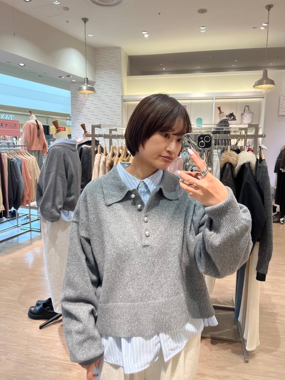 ブルー系のシャツ/ブラウス、グレー系のスウェットパンツ、グレー系のニット/セーターを着用したレディースの冬コーディネートの4枚目の写真