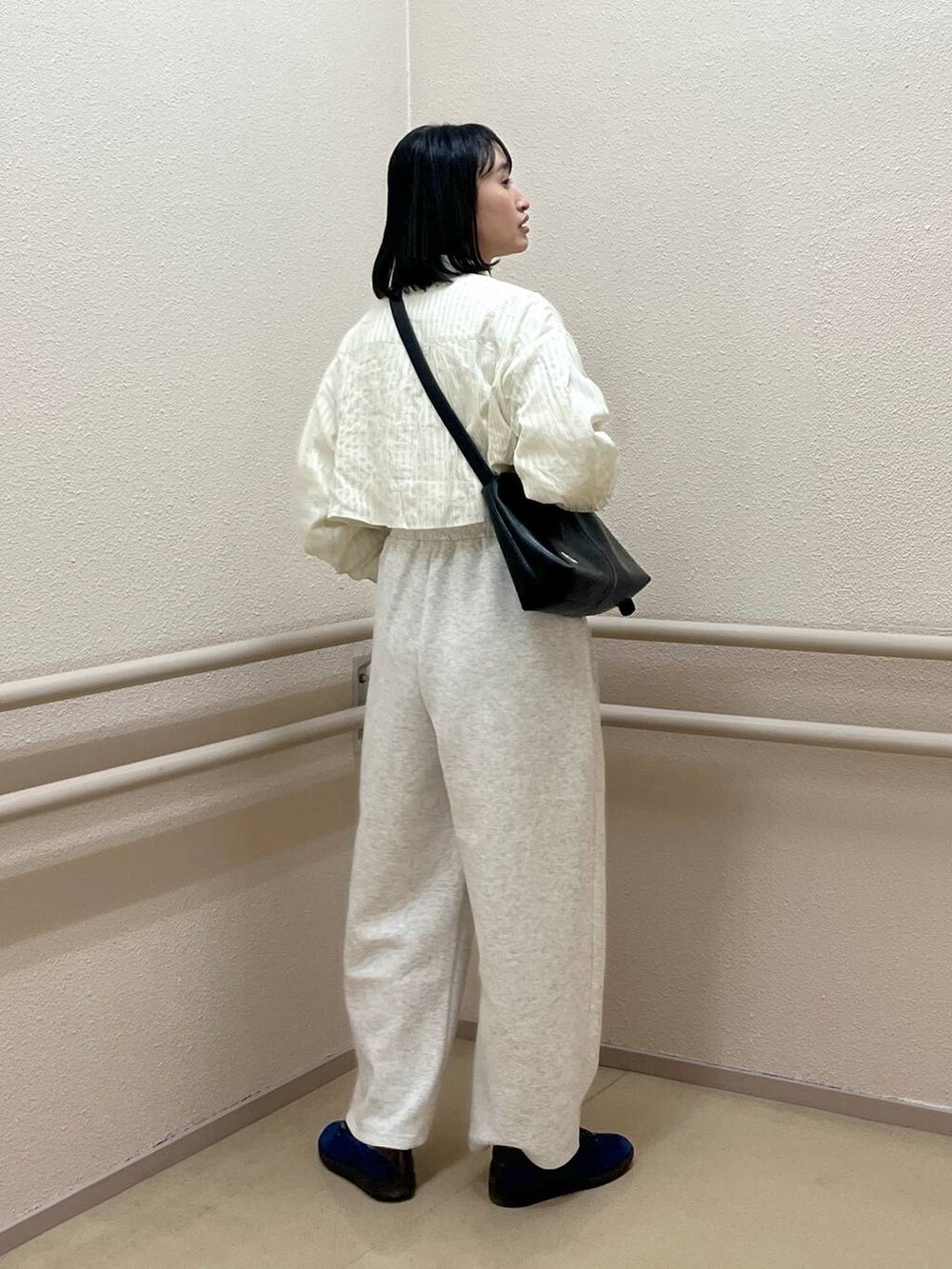 「ベーシック/シンプル、着痩せ・細見え、ママコーデ、ローリーズスタイル_LOWRYS FARM、カジュアル、LOWRYS FARM、シャツ、シャツスタイル、パンツ、スウェットパンツ、春コーデ、体型カバー、大人女子カジュアル_LOWRYS FARM、大人カジュアル」｜「LOWRYS FARMのストライプ２ＰシャツＬＳ　288095（シャツ/ブラウス、グリーン系）」を使った、SAKOさん（レディース・160cm）の春コーディネートの4枚目の写真