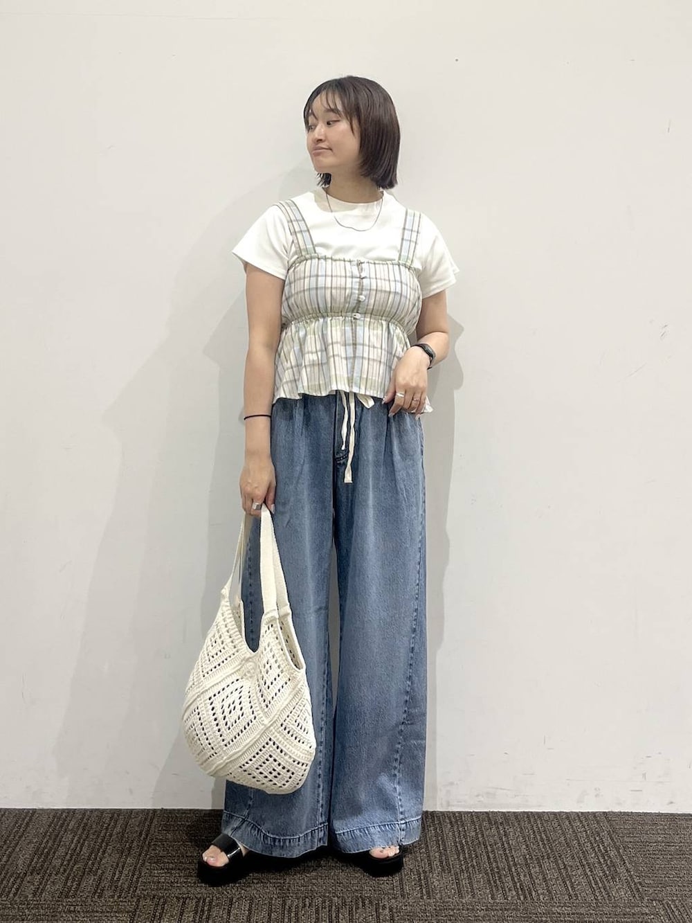 ブルー系のデニムパンツ、ブルー系のその他トップス、ホワイト系のTシャツ/カットソーを着用したレディースの夏コーディネートの2枚目の写真