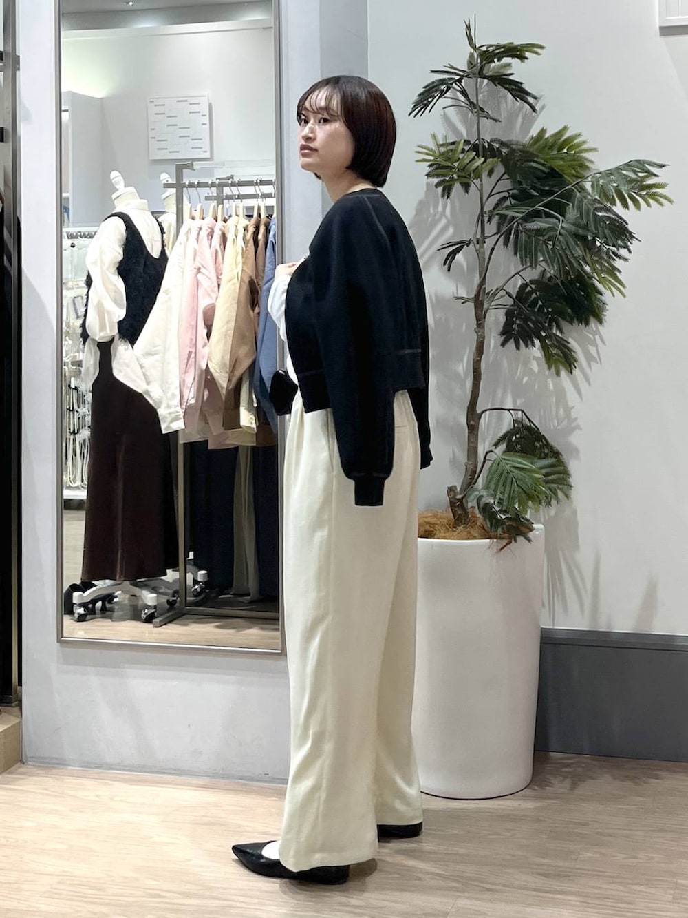 ホワイト系のTシャツ/カットソー、ブラック系のパンプス、イエロー系のその他パンツを着用したレディースの春コーディネートの5枚目の写真