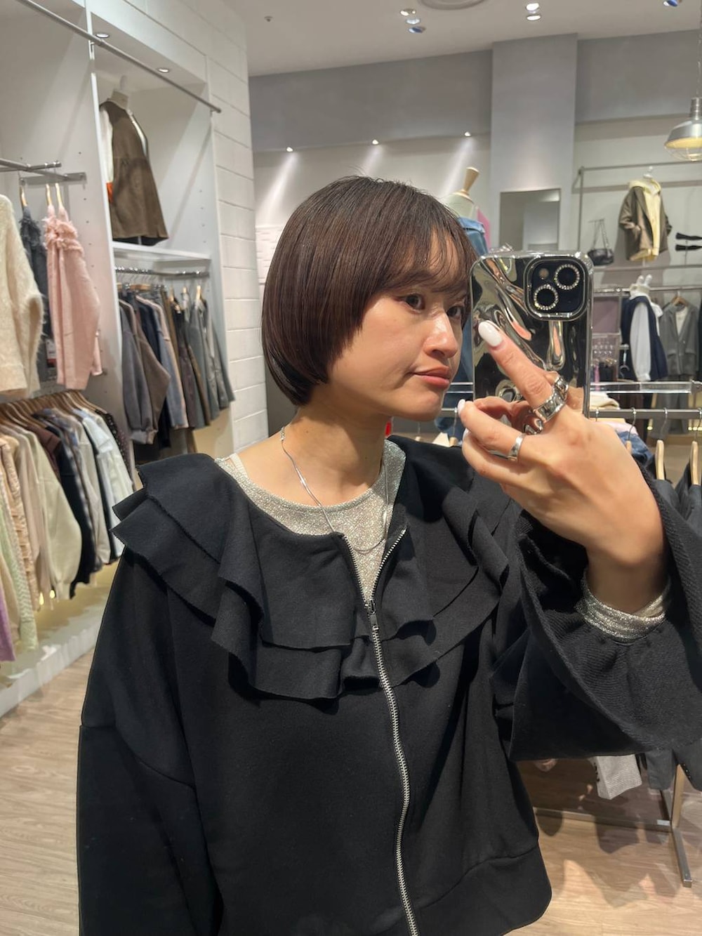 ブラック系のスウェット、ホワイト系のTシャツ/カットソーを着用したレディースの冬コーディネートの3枚目の写真