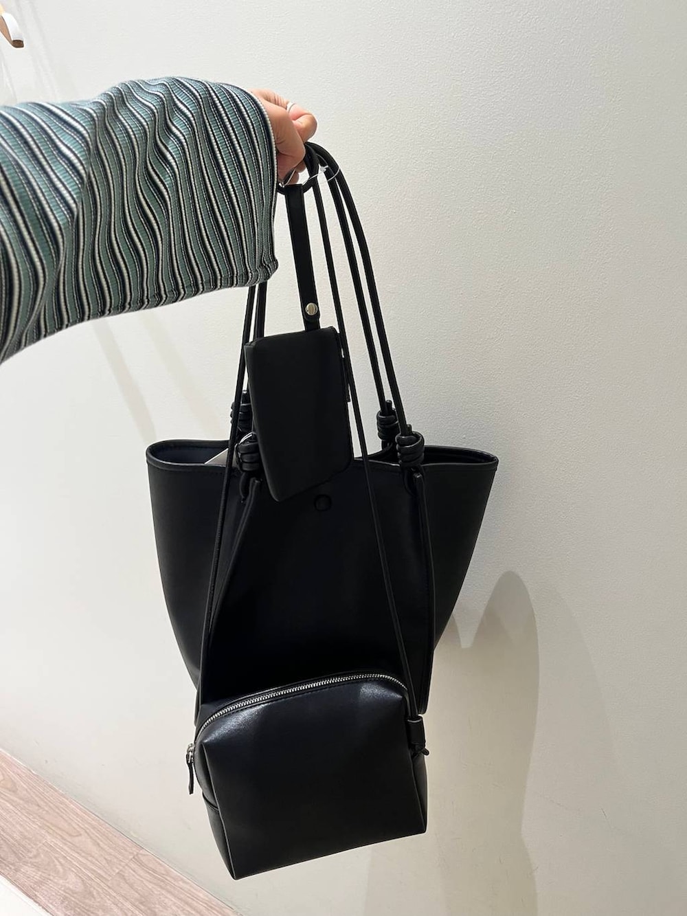 グレー系のスウェットパンツ、ブラック系のトートバッグ、グリーン系のカーディガン/ボレロを着用したレディースの春コーディネートの4枚目の写真