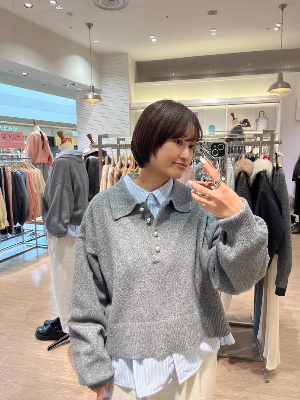 ブルー系のシャツ/ブラウス、グレー系のスウェットパンツ、グレー系のニット/セーターを着用したレディースの冬コーディネートの5枚目の写真