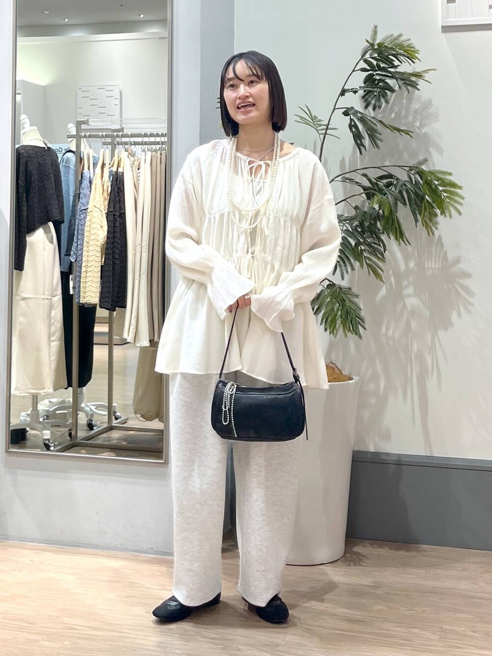 「ベーシック/シンプル、着痩せ・細見え、ママコーデ、ローリーズスタイル_LOWRYS FARM、カジュアル、LOWRYS FARM、ブラウス、春コーデ、パンツ、体型カバー、大人女子カジュアル_LOWRYS FARM、大人カジュアル」|「LOWRYS FARMのヨウリュウシャーリングブラウスLS 106514(シャツ/ブラウス、ホワイト系)」を使った、SAKOさん(レディース・160cm)の春コーディネートの2枚目の写真