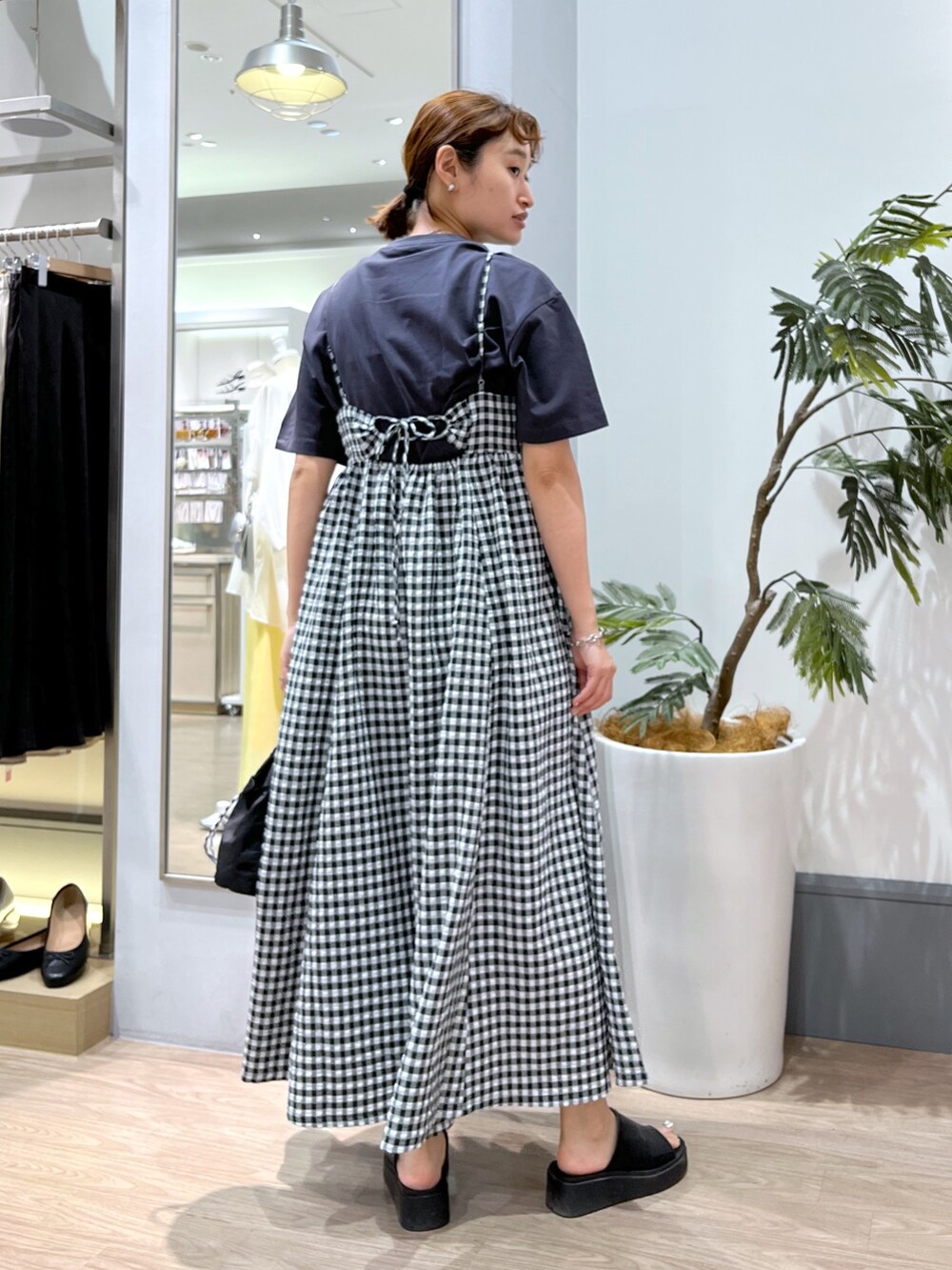 グレー系のTシャツ/カットソー、ブラック系のワンピース、ブラック系のショルダーバッグを着用したレディースの夏コーディネートの3枚目の写真