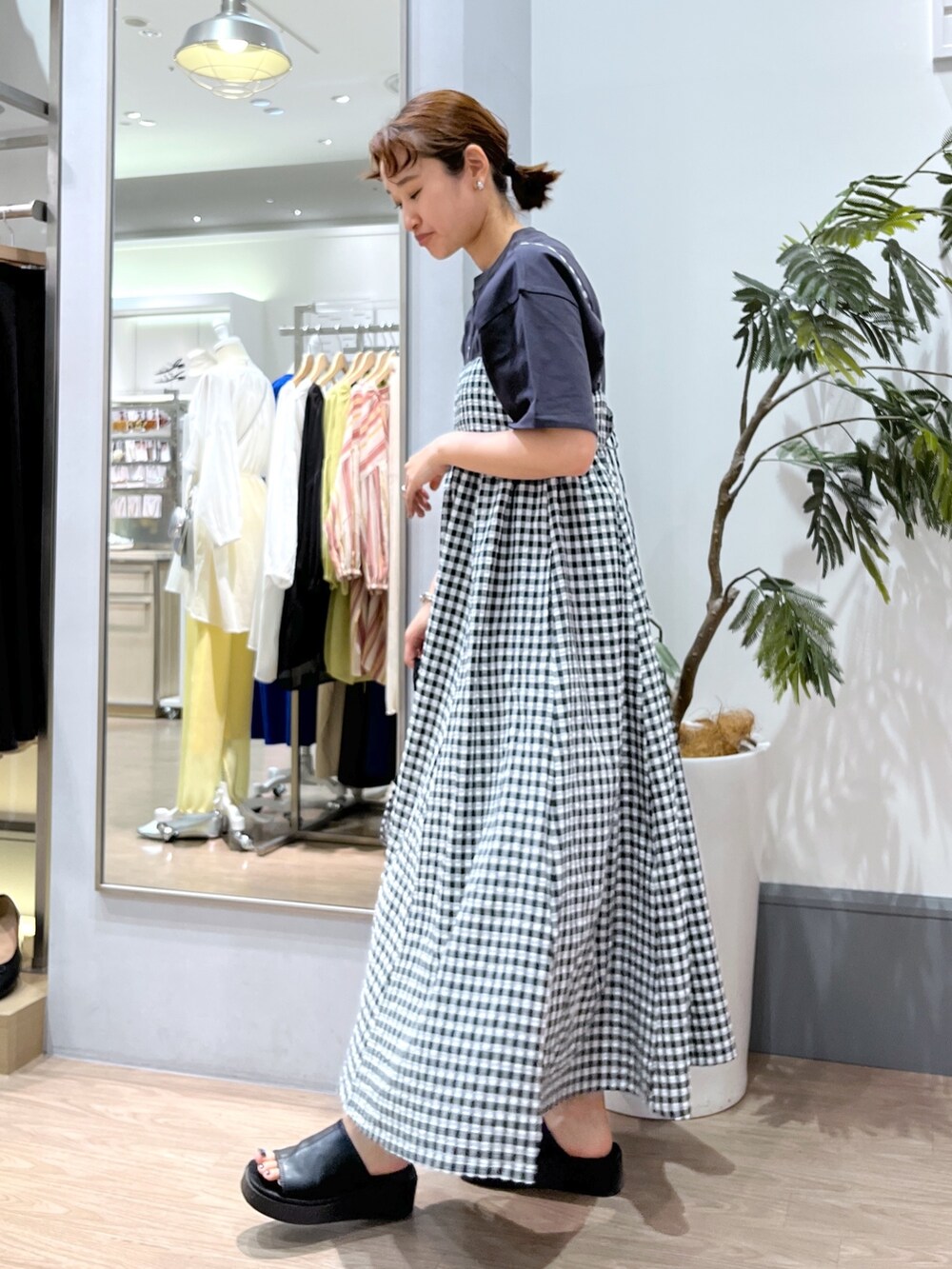 グレー系のTシャツ/カットソー、ブラック系のワンピース、ブラック系のショルダーバッグを着用したレディースの夏コーディネートの2枚目の写真