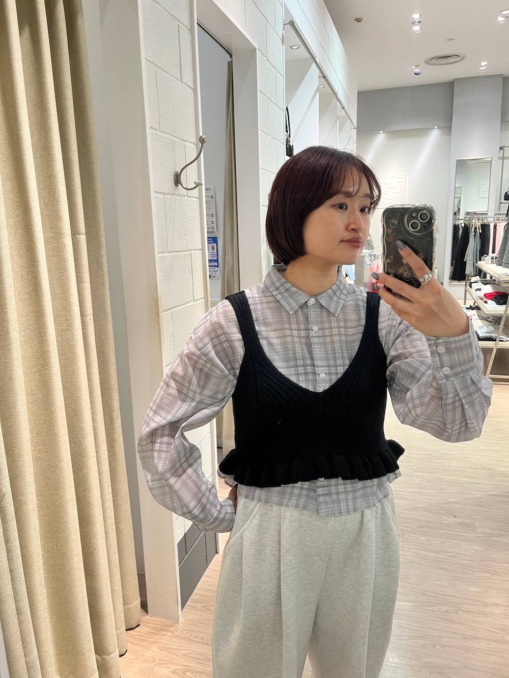 グレー系のスウェットパンツ、その他のシャツ/ブラウス、ブラック系のニット/セーターを着用したレディースの春コーディネートの2枚目の写真