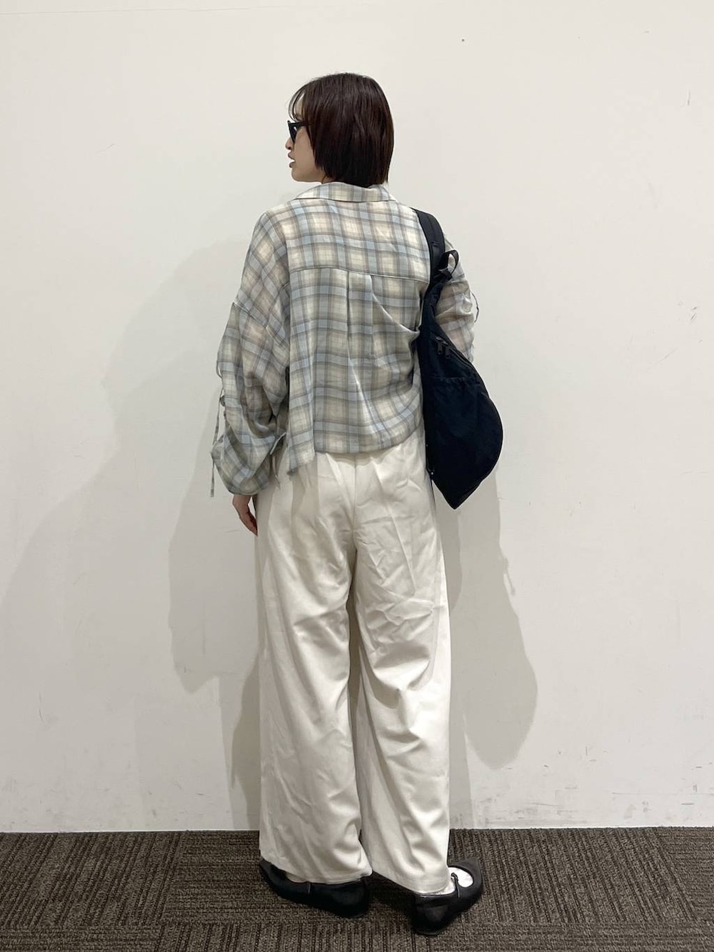 ホワイト系のTシャツ/カットソー、ホワイト系のその他パンツ、ブラック系のパンプスを着用したレディースの春コーディネートの4枚目の写真