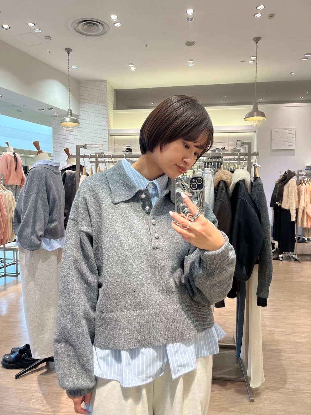 ブルー系のシャツ/ブラウス、グレー系のスウェットパンツ、グレー系のニット/セーターを着用したレディースの冬コーディネートの3枚目の写真