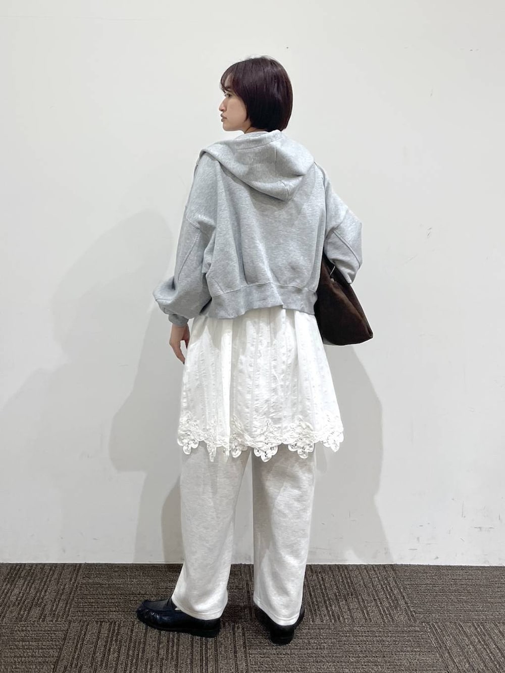 ブラック系のTシャツ/カットソー、グレー系のスウェットパンツ、グレー系のパーカーを着用したレディースの春コーディネートの5枚目の写真