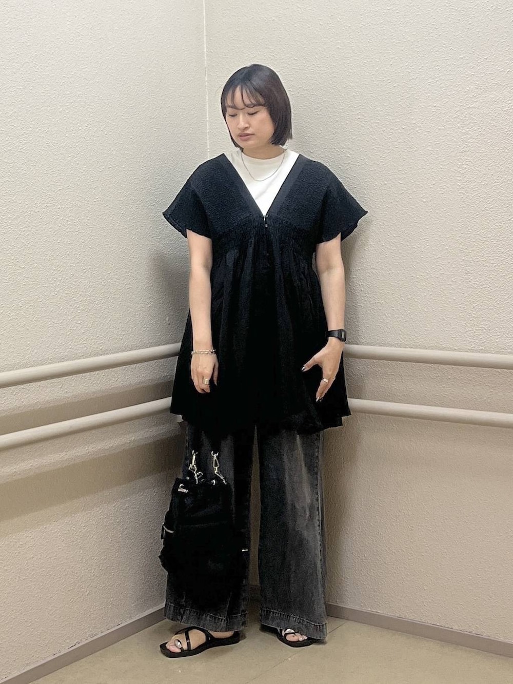 ブラック系のシャツ/ブラウス、ブラック系のデニムパンツ、ホワイト系のTシャツ/カットソーを着用したレディースの夏コーディネートの2枚目の写真