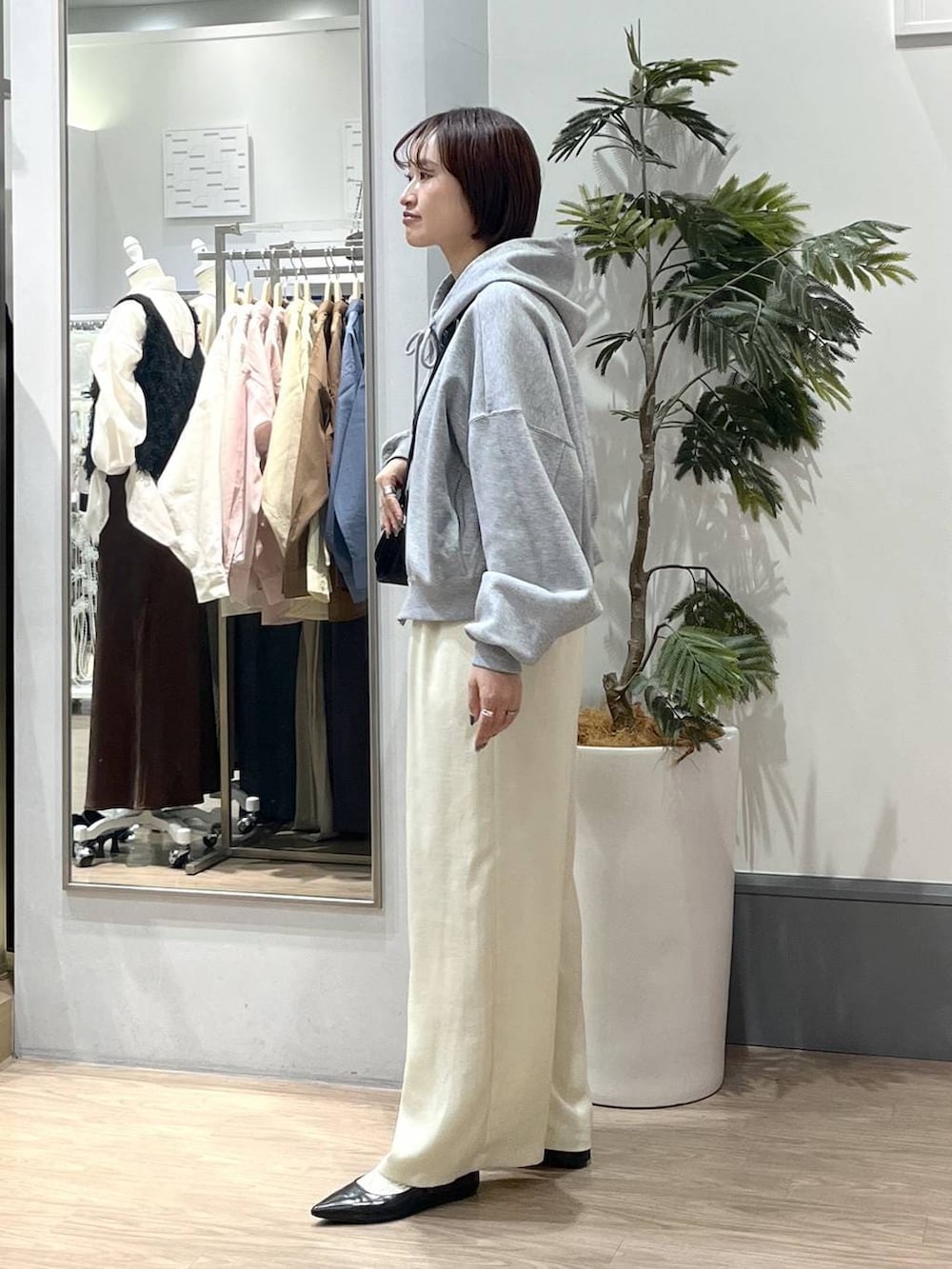 ホワイト系のTシャツ/カットソー、ブラック系のパンプス、グレー系のパーカーを着用したレディースの春コーディネートの4枚目の写真