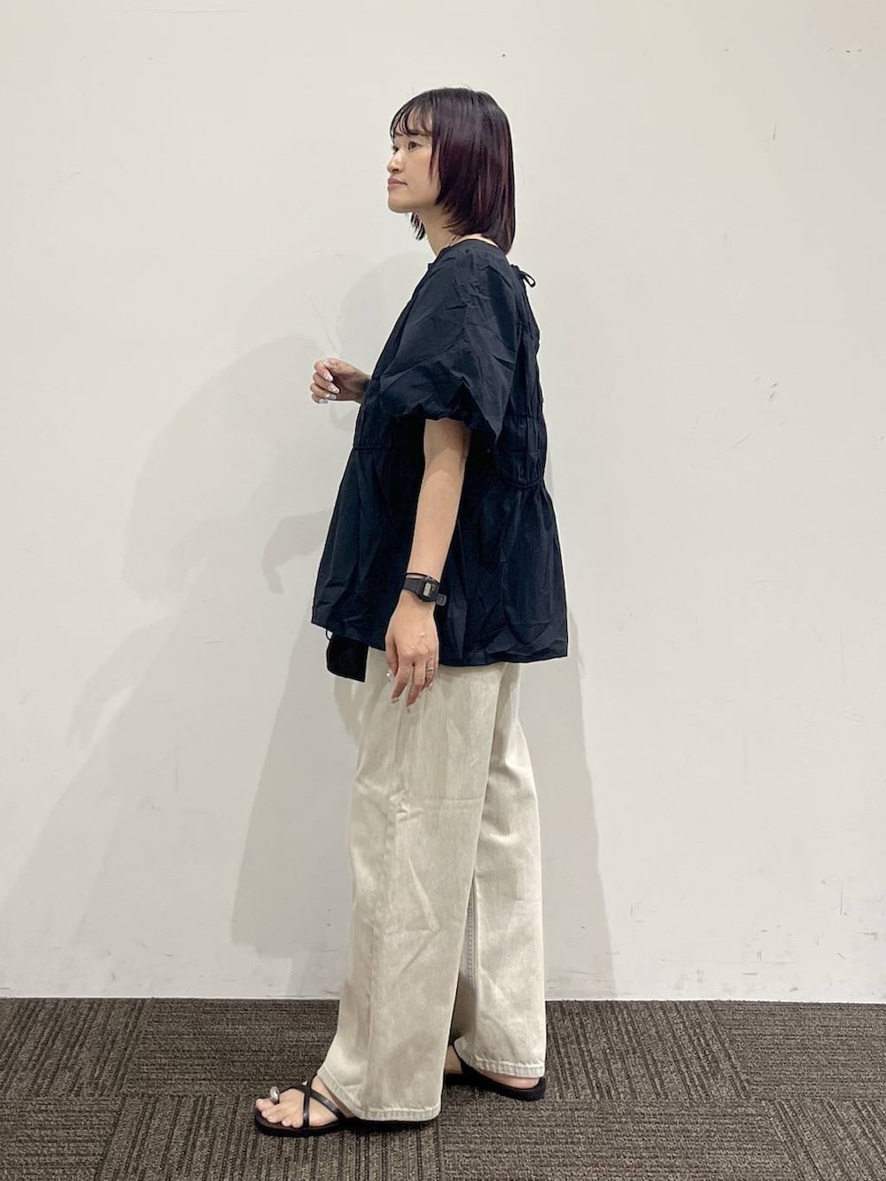 ブラック系のシャツ/ブラウス、ベージュ系のデニムパンツ、ブラック系のサンダルを着用したレディースの夏コーディネートの3枚目の写真