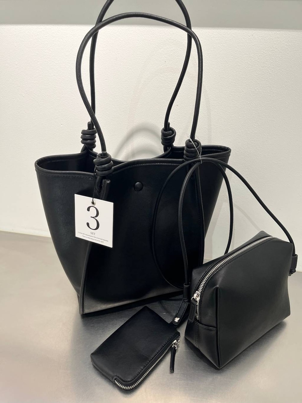 グレー系のスウェットパンツ、ブラック系のトートバッグ、グリーン系のカーディガン/ボレロを着用したレディースの春コーディネートの3枚目の写真