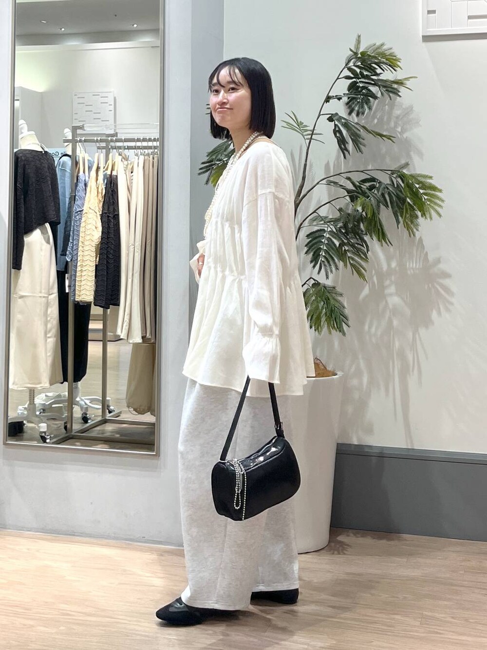 「ベーシック/シンプル、着痩せ・細見え、ママコーデ、ローリーズスタイル_LOWRYS FARM、カジュアル、LOWRYS FARM、ブラウス、春コーデ、パンツ、体型カバー、大人女子カジュアル_LOWRYS FARM、大人カジュアル」|「LOWRYS FARMのヨウリュウシャーリングブラウスLS 106514(シャツ/ブラウス、ホワイト系)」を使った、SAKOさん(レディース・160cm)の春コーディネートの4枚目の写真