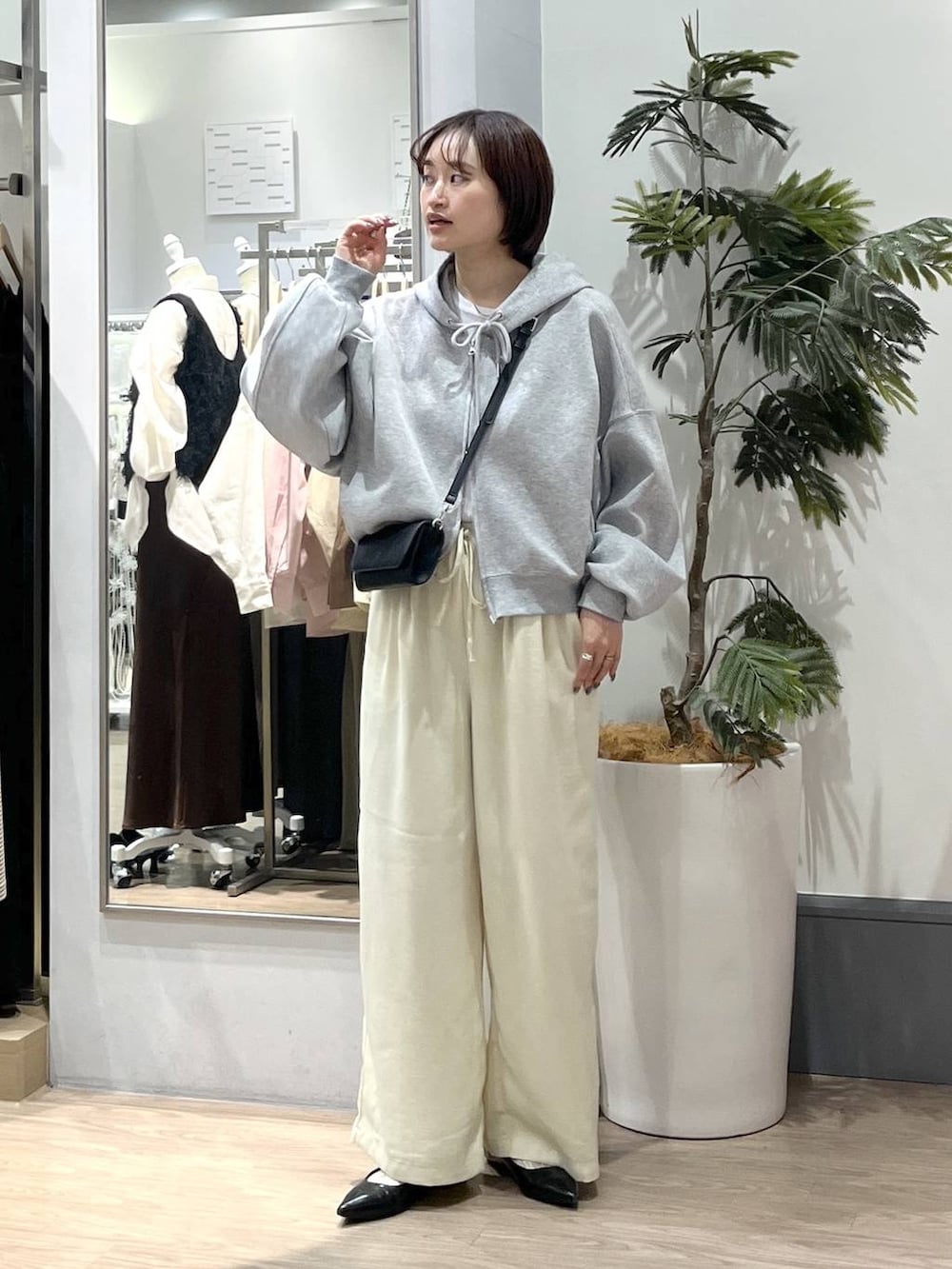 ホワイト系のTシャツ/カットソー、ブラック系のパンプス、グレー系のパーカーを着用したレディースの春コーディネートの2枚目の写真