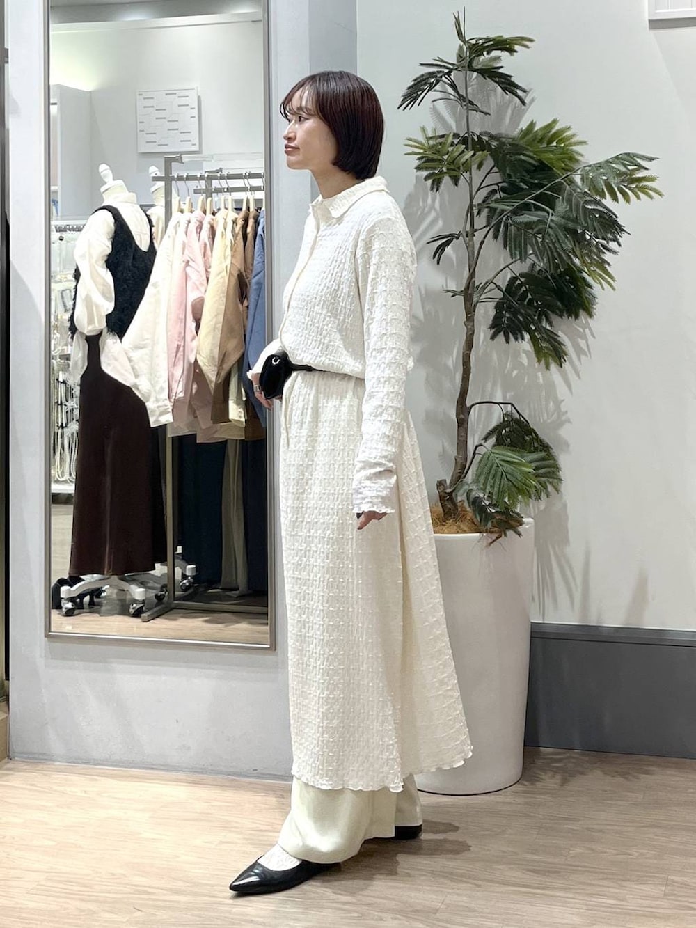 ホワイト系のTシャツ/カットソー、ブラック系のパンプス、イエロー系のその他パンツを着用したレディースの春コーディネートの4枚目の写真