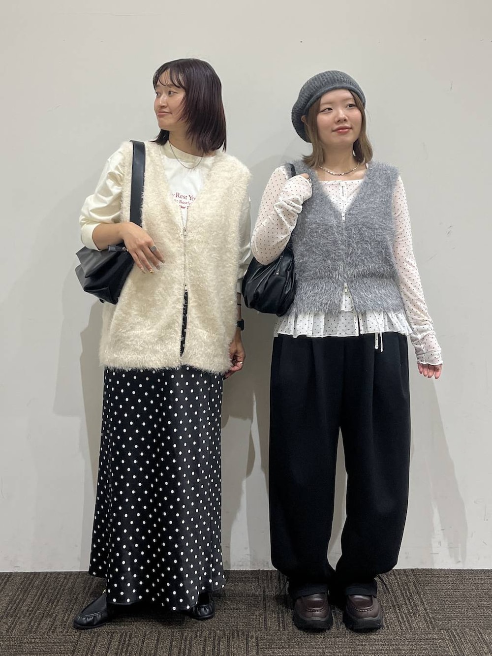 ブラック系のスウェットパンツ、ブラック系のショルダーバッグ、ブラック系のボストンバッグを着用したレディースの秋コーディネートの2枚目の写真