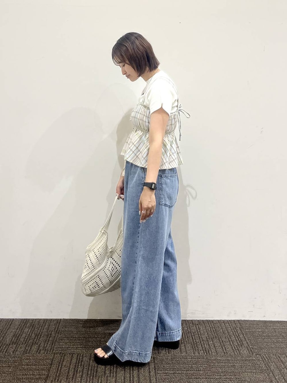 ブルー系のデニムパンツ、ブルー系のその他トップス、ホワイト系のTシャツ/カットソーを着用したレディースの夏コーディネートの3枚目の写真