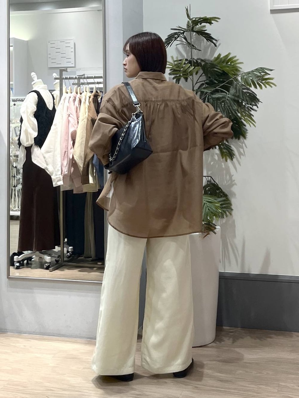 ホワイト系のTシャツ/カットソー、ブラック系のパンプス、ブラウン系のシャツ/ブラウスを着用したレディースの春コーディネートの5枚目の写真