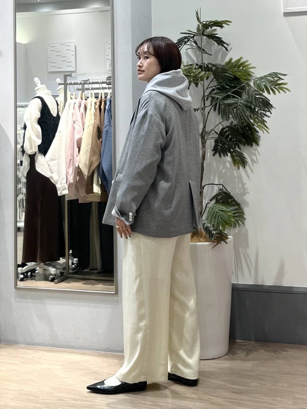 ホワイト系のTシャツ/カットソー、ブラック系のパンプス、グレー系のパーカーを着用したレディースの春コーディネートの3枚目の写真