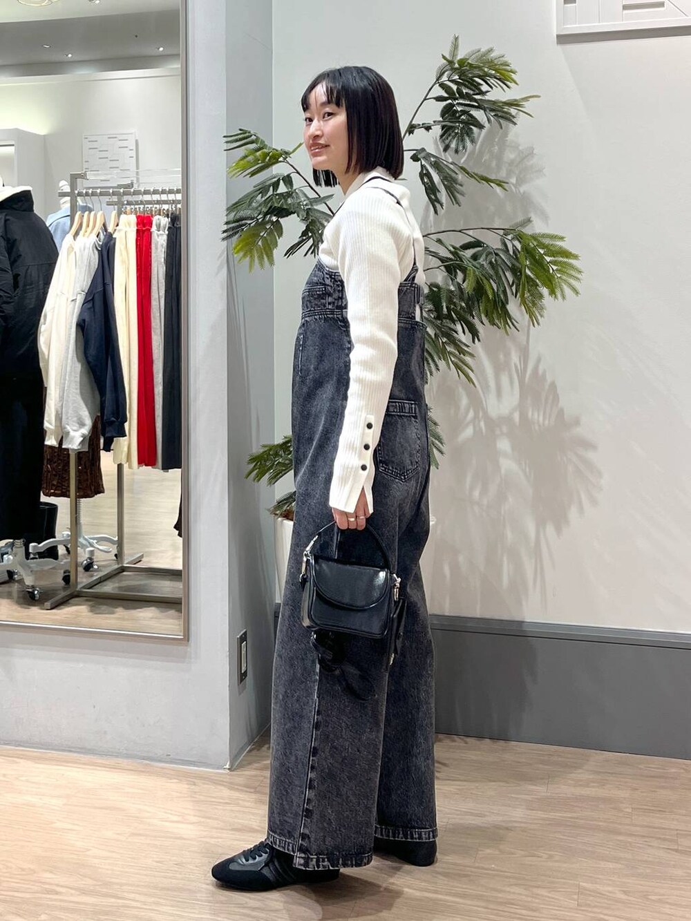 「ママコーデ、カジュアル、ベーシック/シンプル、着痩せ・細見え、ローリーズスタイル_LOWRYS FARM、LOWRYS FARM、サロペット、春コーデ、体型カバー、大人女子カジュアル_LOWRYS FARM、大人カジュアル」｜「LOWRYS FARMのＣＯＮＥデニムサロペット 247262（サロペット/オーバーオール、ブラック系）」を使った、SAKOさん（レディース・160cm）の冬コーディネートの3枚目の写真