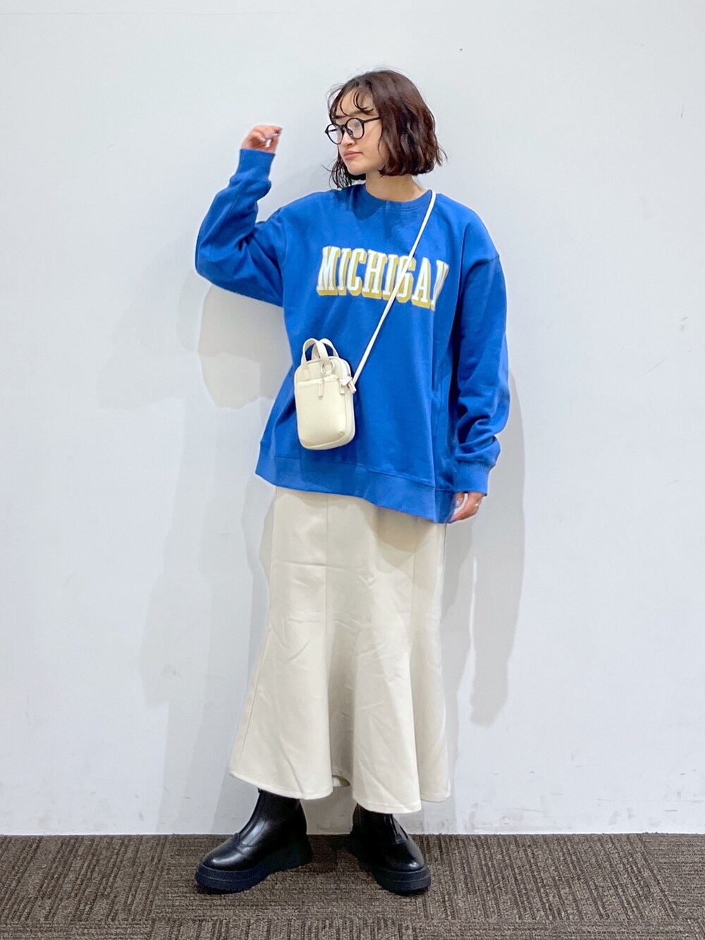 ホワイト系のジャケット/アウター、ホワイト系のバッグ、ホワイト系のスカートを着用したレディースの冬コーディネートの2枚目の写真