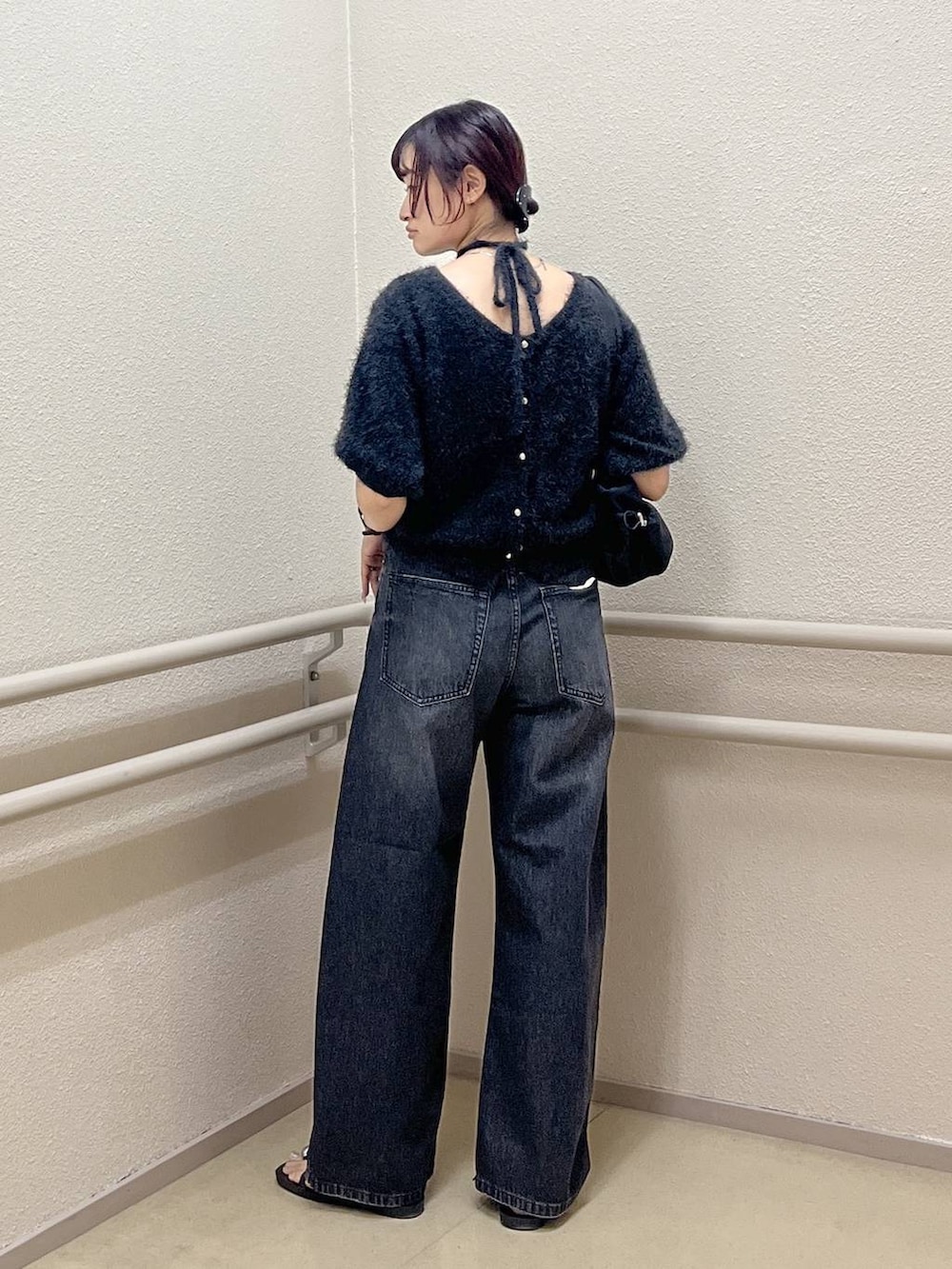 グレー系のカーディガン/ボレロ、ブラック系のデニムパンツ、ブラック系のサンダルを着用したレディースの夏コーディネートの4枚目の写真
