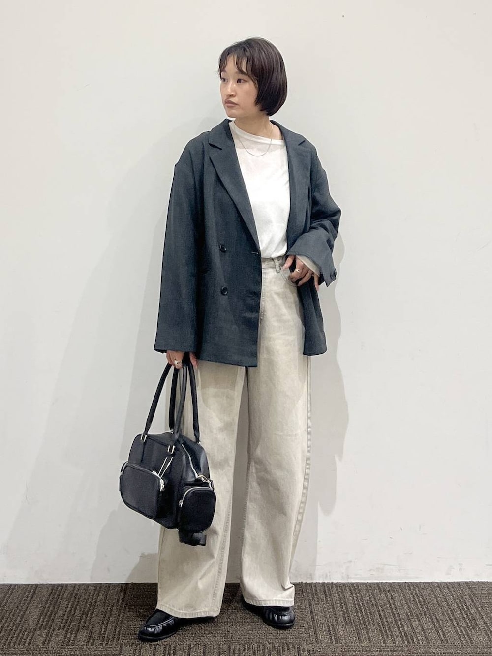 ホワイト系のTシャツ/カットソー、グレー系のテーラードジャケット、ベージュ系のデニムパンツを着用したレディースの春コーディネートの2枚目の写真